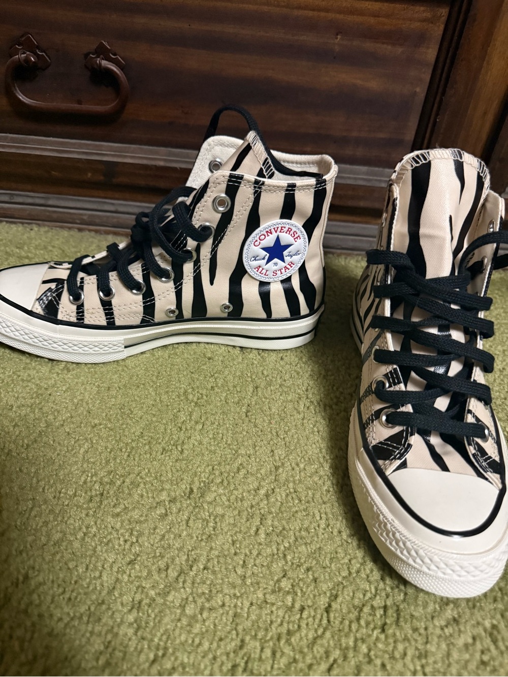 Converse Black & White Zebra Stripe Chuck Taylor High Top Sneakers Glow in dark - Picture 3 of 3